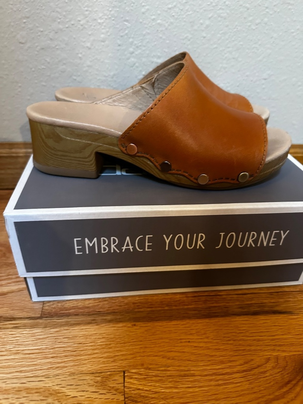 Dansko Giana Full Grain Tan Clogs size 40 - Picture 2 of 4